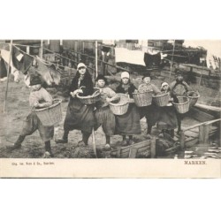 PAYS BAS -MK34186 HAARLEM . MARKEN . PLUSIEURS FEMMES AVEC UN PANIERS