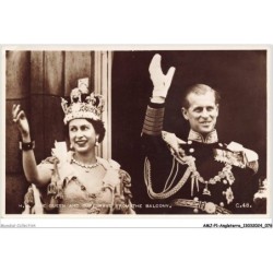 AMJP1-0039-ANGLETERRE - the queen and duke wave from the balcony