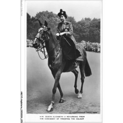 AMJP1-0040-ANGLETERRE - h-m queen elizabeth II returning from the ceremony of trooping the colour