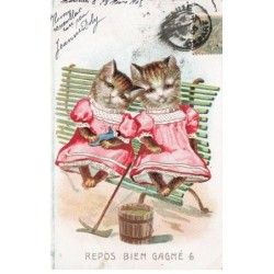 CHATS -MK40127 REPOS BIEN GAGNE 6 DEUX CHATS EN ROBES ROSES ASSIS SUR UN BANC SAUT POUPEE+ PUB VERVEINE DU VELAY