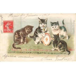 CHATS AG-MK065 QUATRES CHATS SUR UN TAPIS AVEC CLOCHETTE ET UNE ASSIETTE