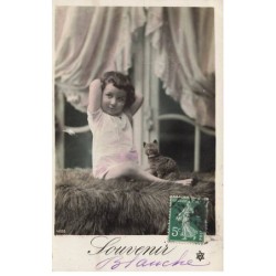 CHATS -MK39823 SOUVENIR PETITE FILLE SUR UN LIT ET SON CHAT PELUCHE