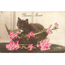 CHATS -MK40085 BONNE ANNEE CHAT NOIR YEUX TURQUOISES DANS UN PANIER ET FLEURS ROSES