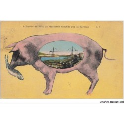 AV-BFP2-0732 - ANIMAUX - Cochons - L'entrée du Porc de Marseille bouchée par la sardine
