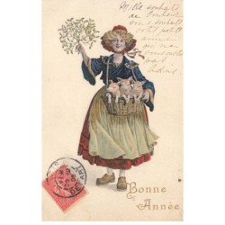COCHONS -MK45000 BONNE ANNEE UNE FEMME EN ROBE AVEC TROIS PORCELETS DANS UN PANIER