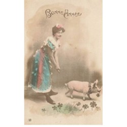 COCHONS -MK45001 BONNE ANNEE UNE FEMME ET UN COCHON COLLIER TREFLES
