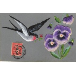 ANIMAUX -SAN47191 HIRONDELLE TENANT UNE FLEUR DANS SON BEC PENSEE AJOUTIS FAIT MAIN