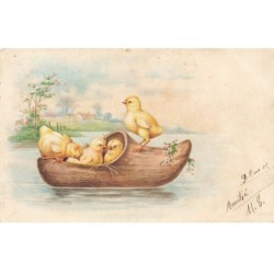 OISEAUX -MK46748 POUSSINS DANS UNE BARQUE EN FORME DE CHAUSSURE