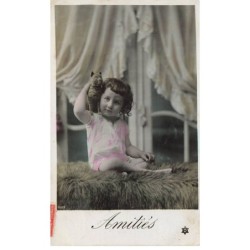 CHAT -MK33255 PETITE FILLE AVEC SON CHAT SUR L EPAULE