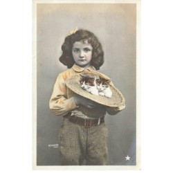 CHATS -MK39812 PETITE FILLE AVEC CHATONS DANS UN CHAPEAU