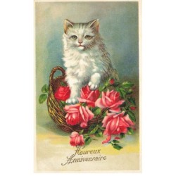 CHATS -MK39895 HEUREUX ANNIVERSAIRE CHAT DANS UN PANIER DE FLEURS ROSES