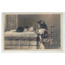 CHAT -17106 LE DEJEUNER DE MINETTE FILLETTE ET SON CHAT NOIR ET BLANC A TABLE