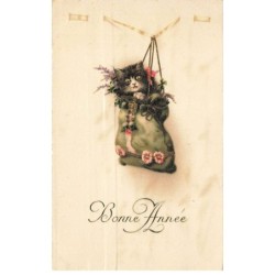 CHATS -MK43635 BONNE ANNEE CHAT DANS UN SAC SUSPENDU