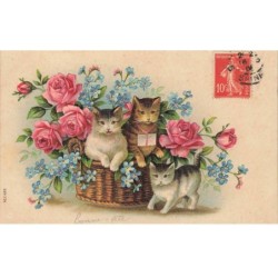 CHATS -MK39997 TROIS CHATS DANS UN PANIER DE FLEURS MYOSOTIS BLEU ET DES ROSES