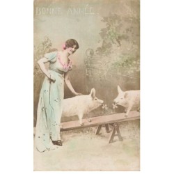 COCHONS -MK43547 FEMME ET COCHONS SUR UNE BALANCOIRE PHOTOMONTAGE