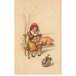 ANIMAUX -SAN47243 UN COCHON POSE SUR UNE FILLETTE ASSISE SUR UN BANC TREFLES A 4 FEUILLES