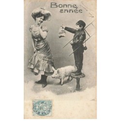 COCHONS -MK52844 BONNE ANNEE FEMME AU CHAPEAU UN JEUNE GARCON ET UN COCHON