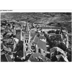 CK-BFP1-0186-05 - EN AVION AU-DESSUS DE EMBRUN - Vue d'ensemble - La Cathedrale Notre-Dame XIIe S et la Tour Brune