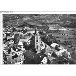 CK-BFP1-0187-05 - EN AVION AU-DESSUS DE EMBRUN - La Cathedrale Notre-Dame XIIe S et la Tour Brune