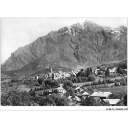 CJ-BFP1-0290-05 - SAINT-BONNET-en-CHAMPSAUR - Alt 1022 m - Vue générale et montagnes du petit chaillot