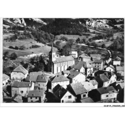 CK-BFP1-0170-05 - EN AVION AU-DESSUS DE ST-JULIEN-EN-BEAUCHENE - Vue d'ensemble - L'Eglise