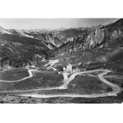05 LE COL D IZOARD AK-DC057 LE REFUGE NAPOLEON AU MILIEU DES MONTAGNES