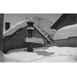 05 MONTGENEVRE AH-AL0024 TOIT ET CHEMINEE SOUS LA NEIGE PHOTOGRAPHE M THOMAS