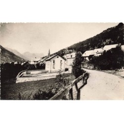 05 LA SALLE LES ALPES AA-DC192 L ENTREE DU VILLAGE ET SON EGLISE AU FOND