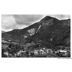 BX-BFP1-0018-05 - SAINT-JULIEN-EN-BEAUCHENE - Vue générale - Au premier plan durbonnas - Dans le fond fontfroide