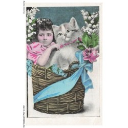 ASHP6-0329-CHAT - UNE PETITE FILLE ET UN CHAT DANS UN PANIER DE FLEURS