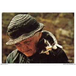 ASHP4-0267-CHAT - CHATON SUR LES EPAULES D'UNE VIEILLE FEMME