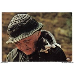 ASHP4-0238-CHAT - CHATON SUR LES EPAULES D'UNE VIEILLE FEMME - LES COMPLICES