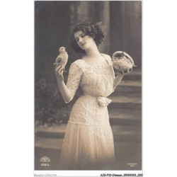 AJGP10-0853 - OISEAUX - UNE FEMME TENANT UN OISEAUX