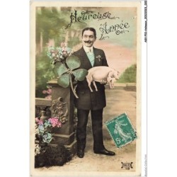AKVP10-0757-ANIMAUX - HEUREUSE ANNEE - UN HOMME TENANT UN COCHON ET UNE FLEUR DE LA CHANCE
