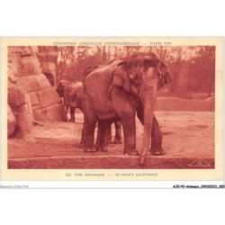 AJKP2-0206 - ANIMAUX - PARC ZOOLOGIQUE - UN GROUPE D'ELEPHANTS