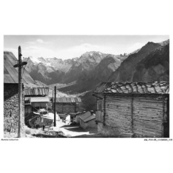 ASLP14-0971-05 - SAINT-VERAN - Un coin du village et vue sur la montagne des avers