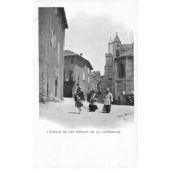 MIKICP9-024- 05 L EVEQUE DE GAP SORTANT DE LA CATHEDRALE