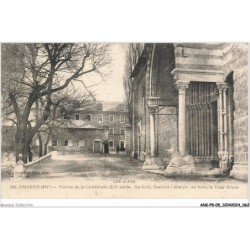 ANKP8-0629-05 - EMBRUN - Porche de la cathédrale - Au fond caserne laharpe - Au fond la tour brune
