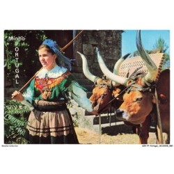 AZRP7-0441-PORTUGAL - Jeune femme en robe regionale conduisant une paire de Boeufs