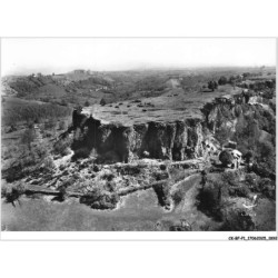 CK-BFP1-0947-15 - EN AVION AU-DESSUS DE CARLAT - Le rocher de carlat