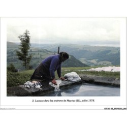 AFEP3-15-0183 - Laveuse dans les environs de MAURIAC - juillet 1978