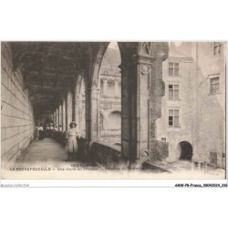 AMWP8-0614-16 - LA ROCHEFOUCAULD - une visite au chateau - galerie du premier étage
