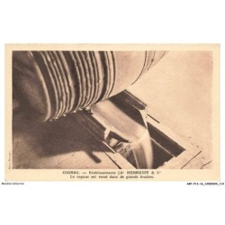 ARFP13-0943-16 - COGNAC - Etablissement JA HENNESY ET C - Le cognac est verse dans de grands Foudres