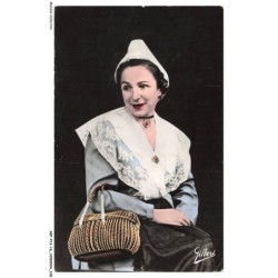 ARFP13-0950-16 - Coiffes et costumes regionaux presente par l'auteur regionaliste - La Jhavasse - Odette commandon
