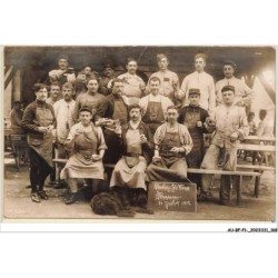AU-BFP1-0085-16 - CAMP BRACONNE Carte Photo - Groupe de soldats trinquant et mangeant