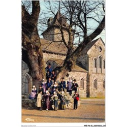 AFEP3-15-0220 - ST-SIMON - le sully devant l'église avec le groupe folklorique - danseurs et chanteurs de l'école