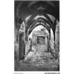 ABHP10-15-0823 - SALERS - Passage vouté et cour de la maison de Bargues