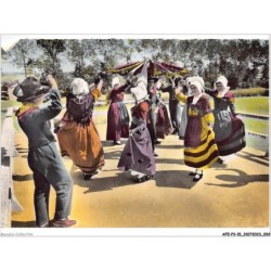 AFEP3-15-0199 - L'auvergne - la bourrée d'AURILLAC - groupe folklorique de haute-auvergne - la danse du foulard
