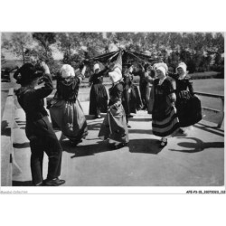 AFEP3-15-0209 - L'auvergne - la bourrée d'AURILLAC - groupe folklorique de la haute-auvergne