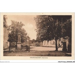 AVQP1-0050-16 - GRAND-MADIEU - Une rue - Monument - Voiture
